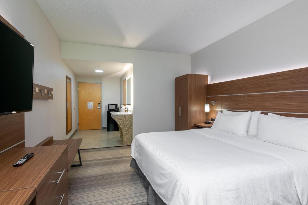 Holiday Inn Express Hotel & Suites Woodbridge, An Ihg Hotel Экстерьер фото