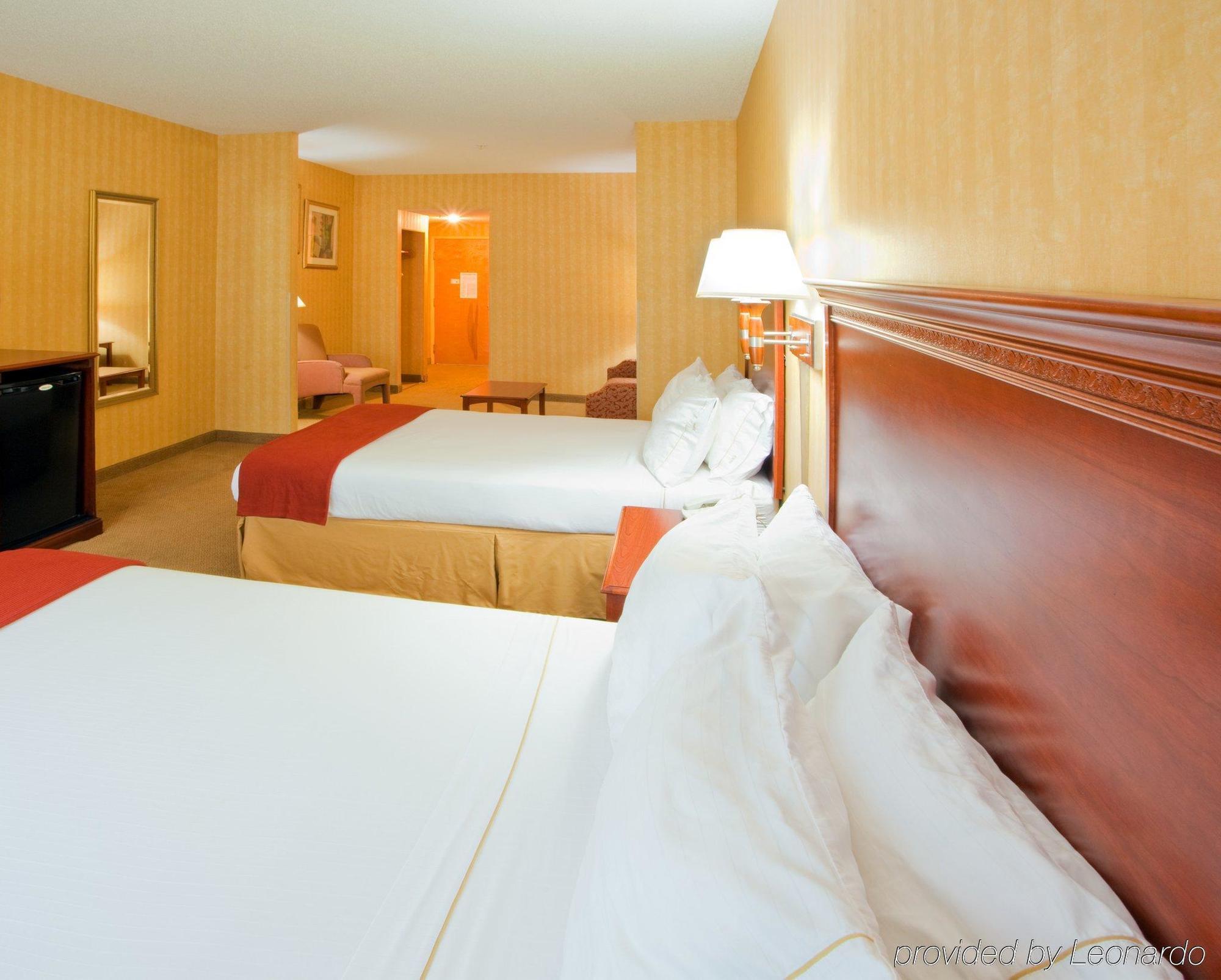 Holiday Inn Express Hotel & Suites Woodbridge, An Ihg Hotel Номер фото