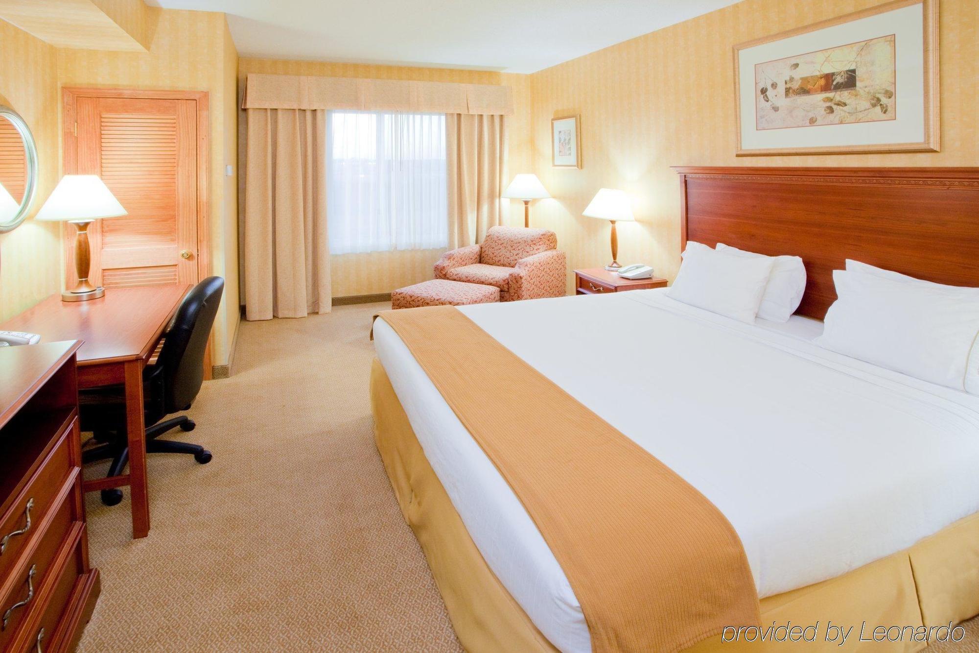 Holiday Inn Express Hotel & Suites Woodbridge, An Ihg Hotel Экстерьер фото