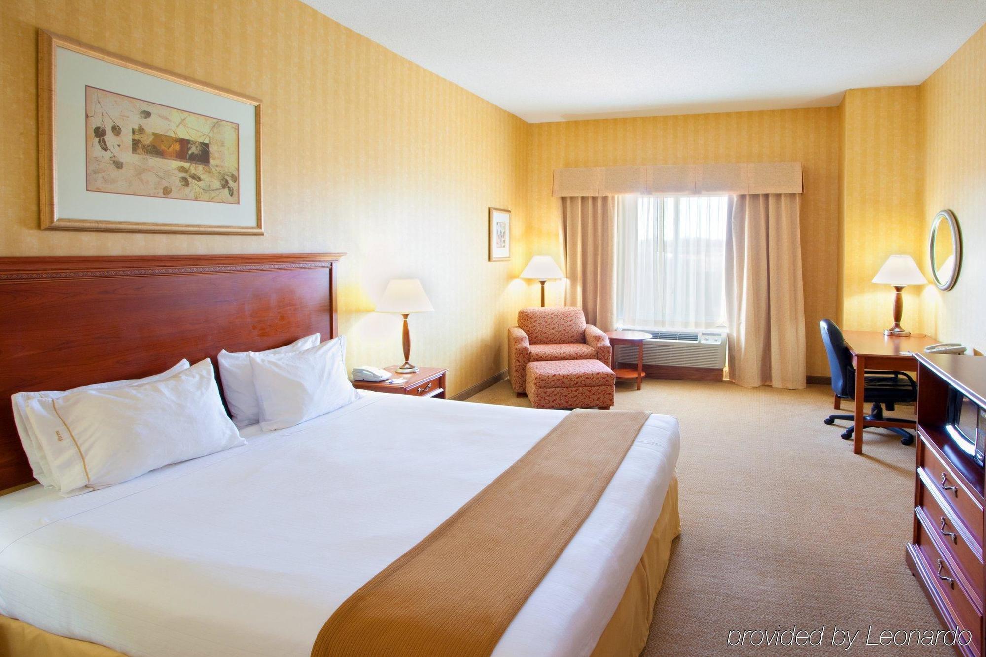 Holiday Inn Express Hotel & Suites Woodbridge, An Ihg Hotel Экстерьер фото