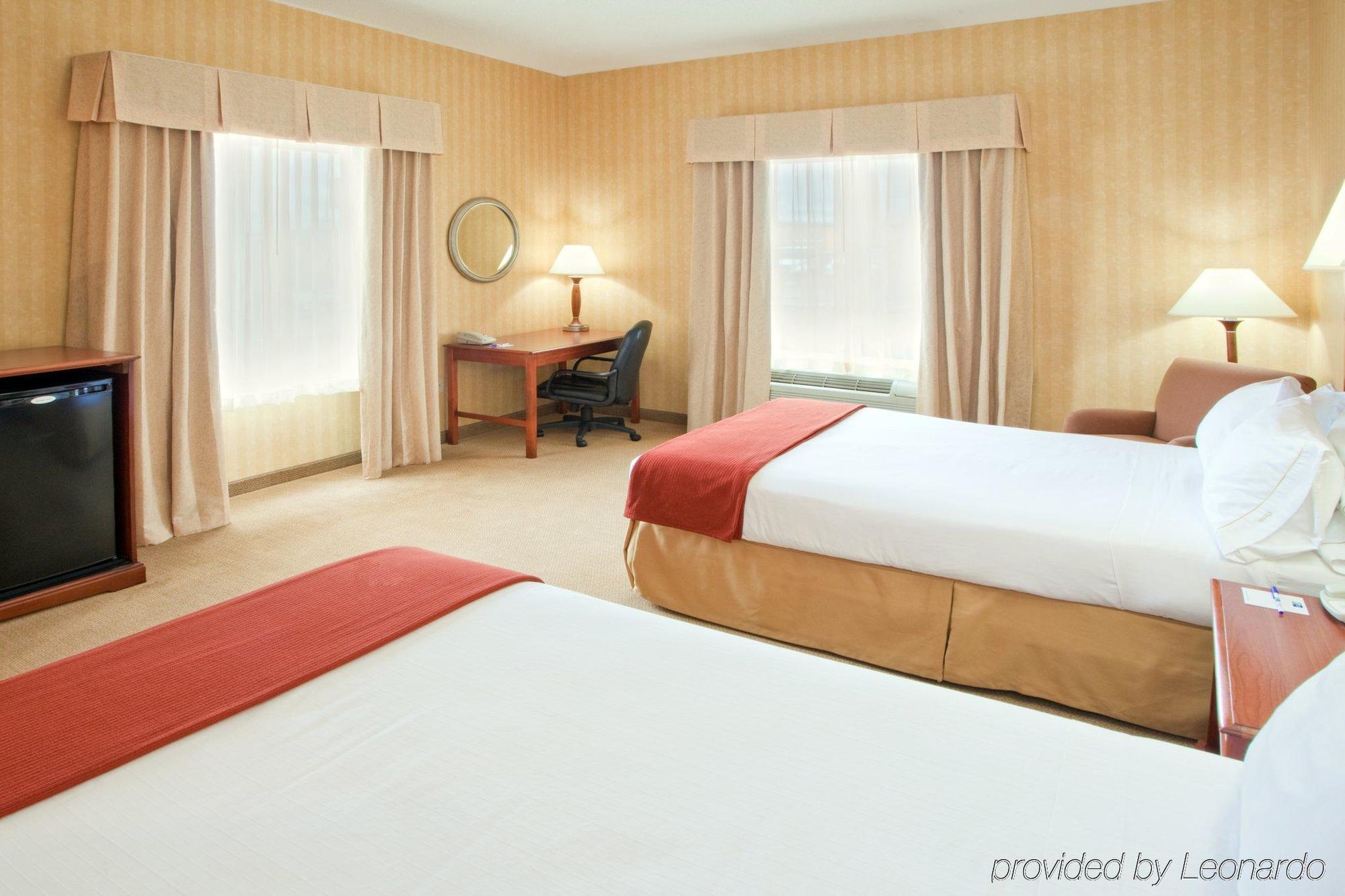 Holiday Inn Express Hotel & Suites Woodbridge, An Ihg Hotel Экстерьер фото