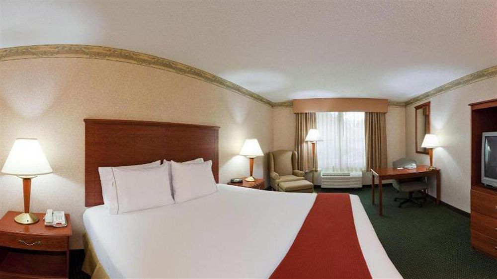 Holiday Inn Express Hotel & Suites Woodbridge, An Ihg Hotel Экстерьер фото