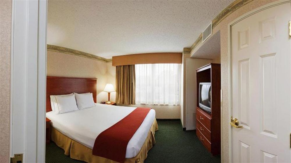 Holiday Inn Express Hotel & Suites Woodbridge, An Ihg Hotel Экстерьер фото